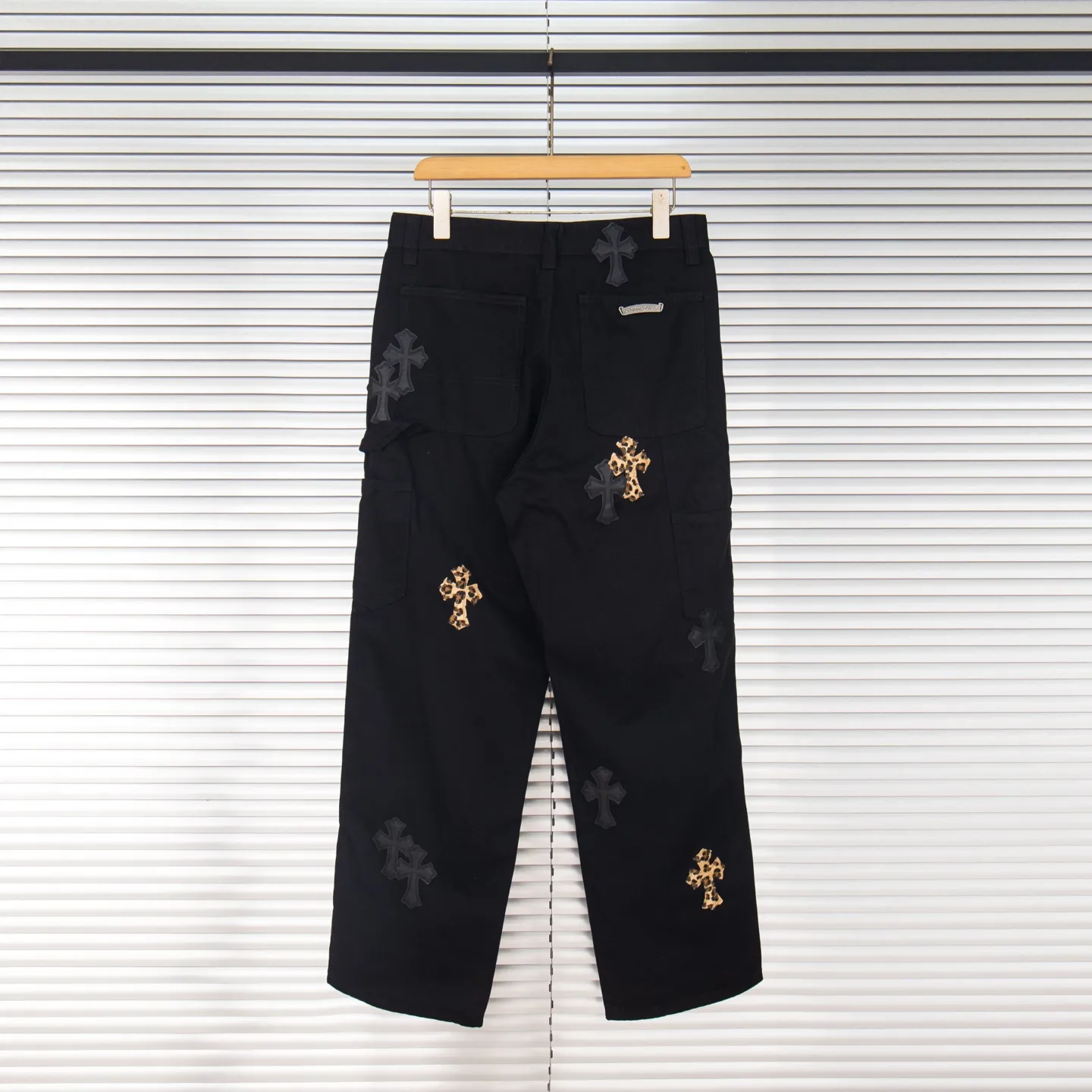P260 Chrome Hearts Leopard Print Jeans with Black Leather and Wooden Leather Elements Washed Jeans. Really restores the ultimate vintage texture. Three-dimensional version. Loose and comfortable, not picky about the figure. Makes taller and slimmer. Factory-made. Original factory quality control. Same style for men and women. Can be matched with couples. Versatile recommendation. Must-have jeans for all seasons. Fashionistas have been disappointed. From the quality selection of fabrics, the tailoring of details, and the matching of patterns, they are all impeccable! The upper body is so handsome when worn...it can be easily worn by men, women and children! The craftsmanship is made of heavy-duty washed pure cotton denim fabric. After washing, it is soft and thick. It is very stylish when worn on the body. Style number: 1776# Color: black Size: 28 30 32 34 36